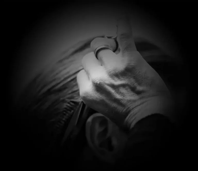 Herrenfriseur in Frankfurt: Nahaufnahme einer Hand beim Haareschneiden