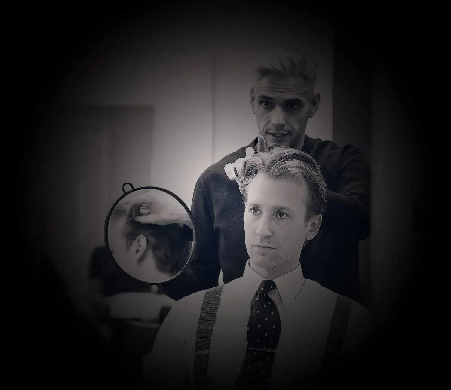 Mo beim Styling eines Kunden, der in den Spiegel schaut