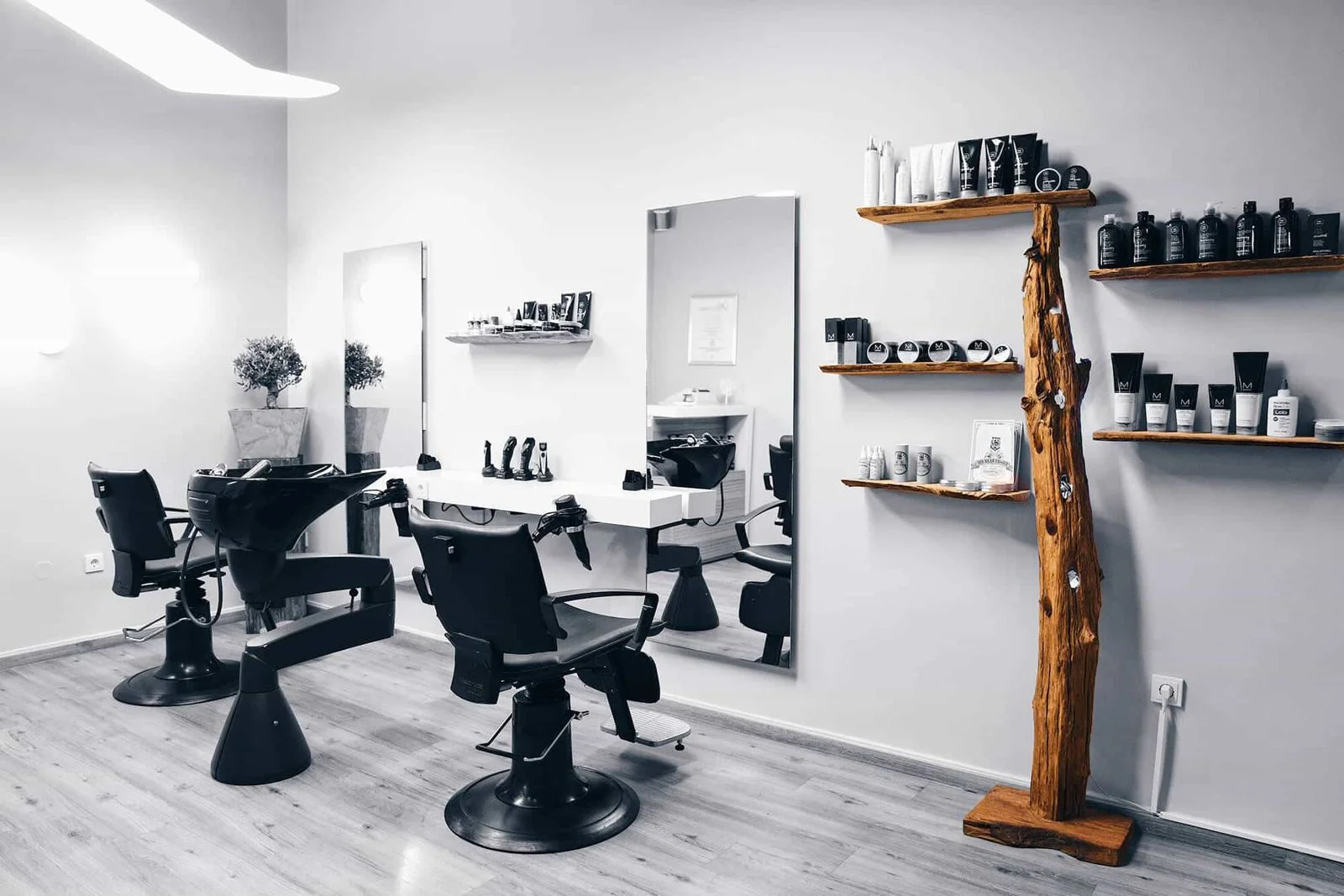 Salon von Mo's Hauptsache in der Frankfurter Innenstadt mit Frisierplätzen, Spiegeln und Produktregalen